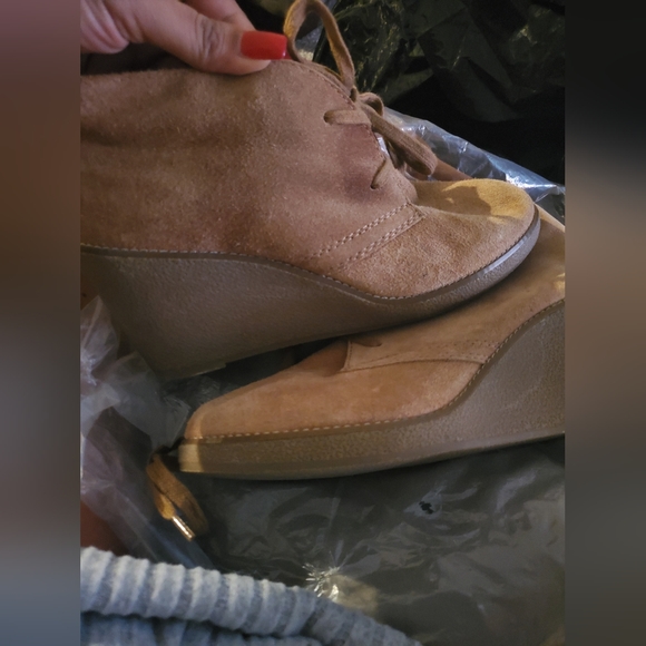 Very comfortable Tan suede wedge bootie. Sz 9 - Picture 4 of 4
